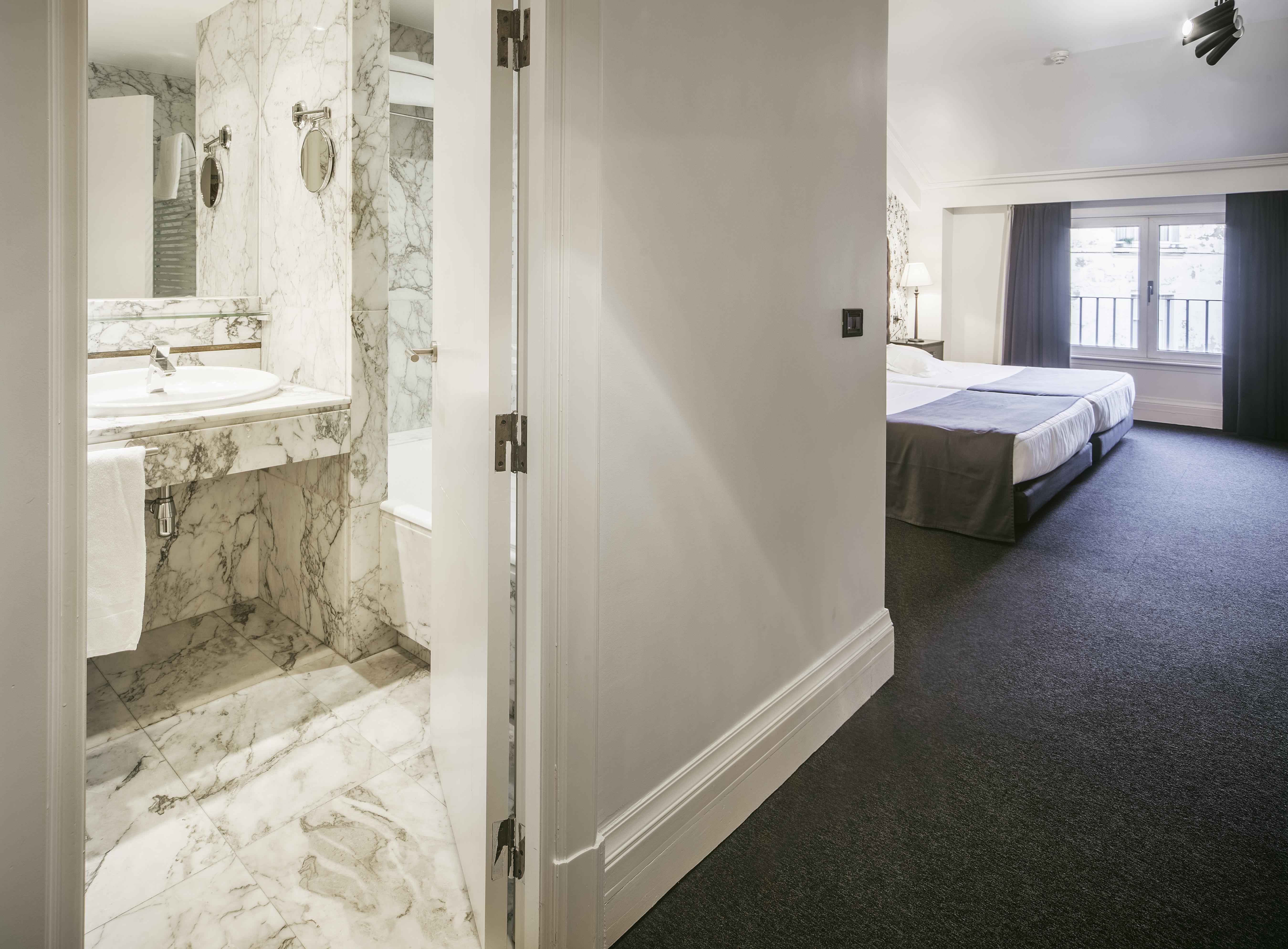 Hotel Lopez De Haro Bilbao Ngoại thất bức ảnh A room at the hotel