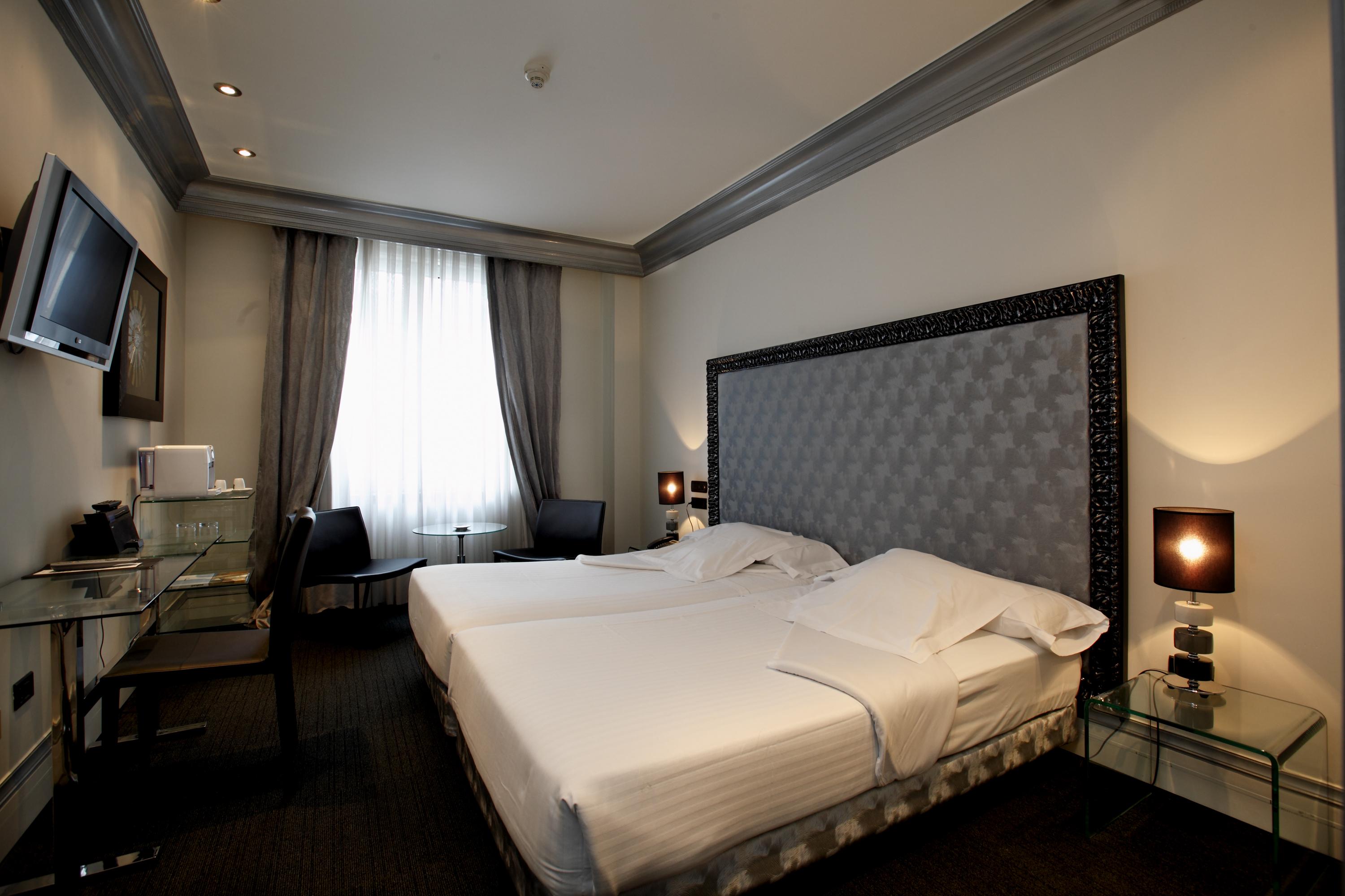 Hotel Lopez De Haro Bilbao Ngoại thất bức ảnh A room at the hotel