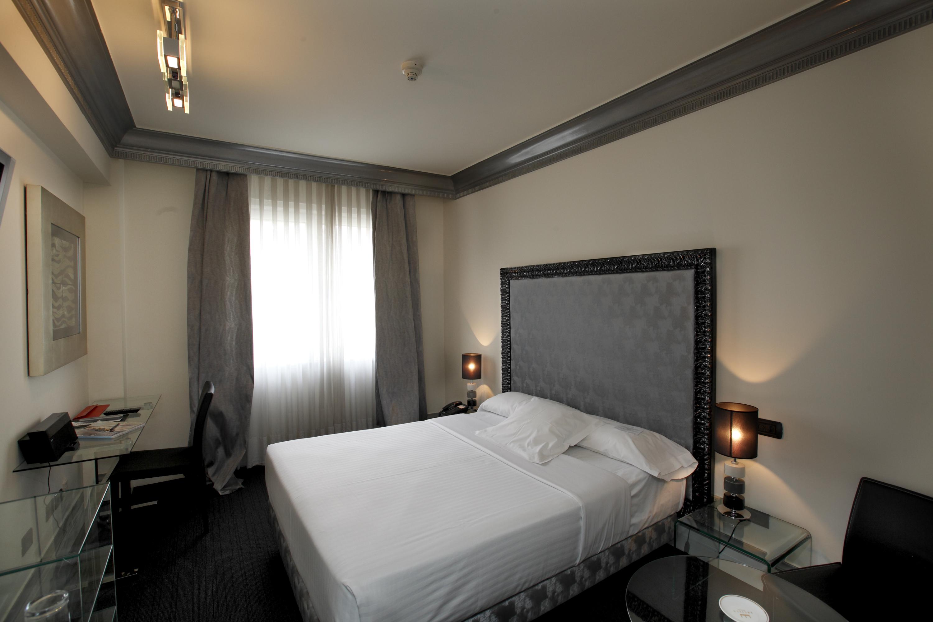 Hotel Lopez De Haro Bilbao Ngoại thất bức ảnh A room at the hotel