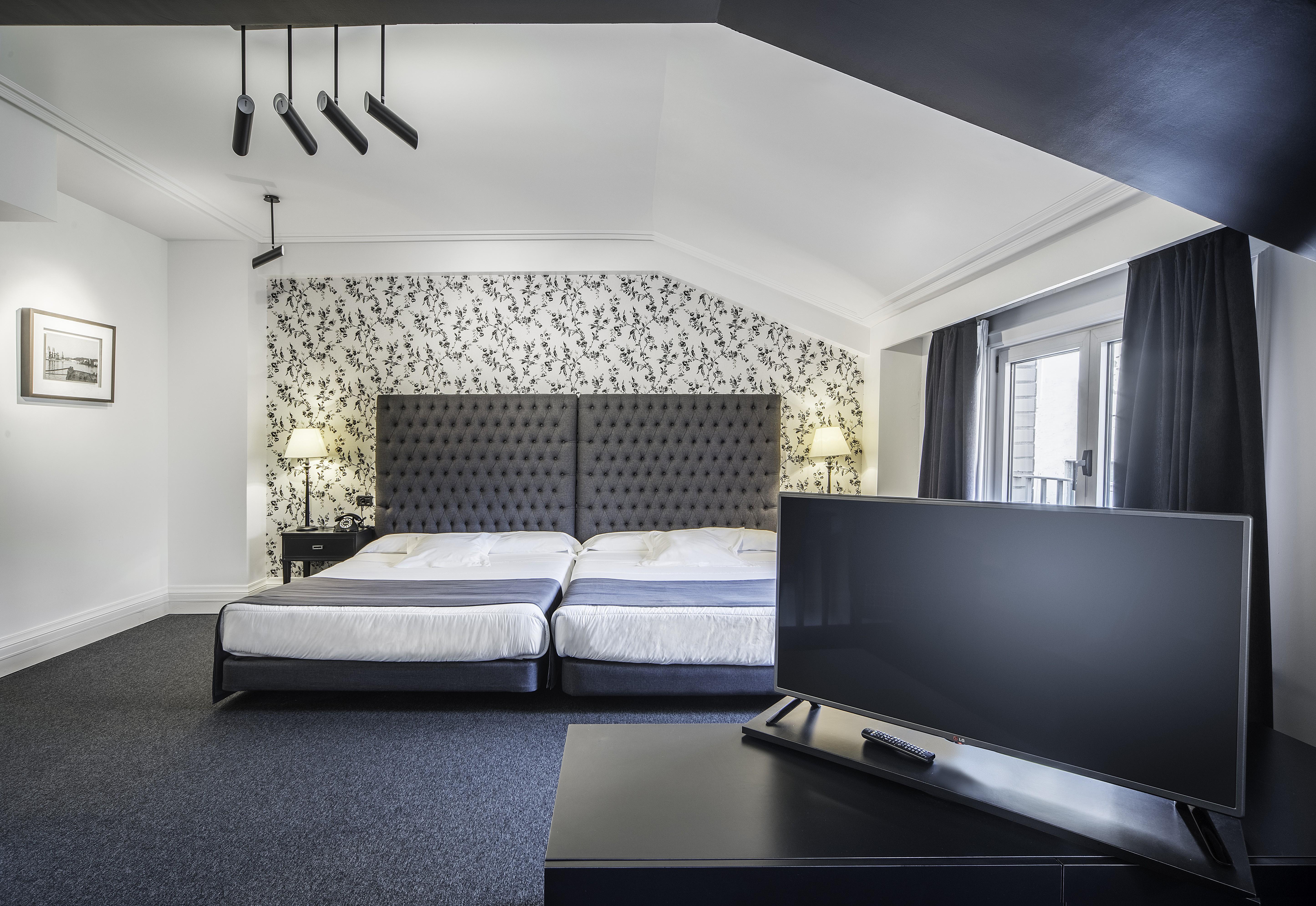 Hotel Lopez De Haro Bilbao Ngoại thất bức ảnh A room at the hotel