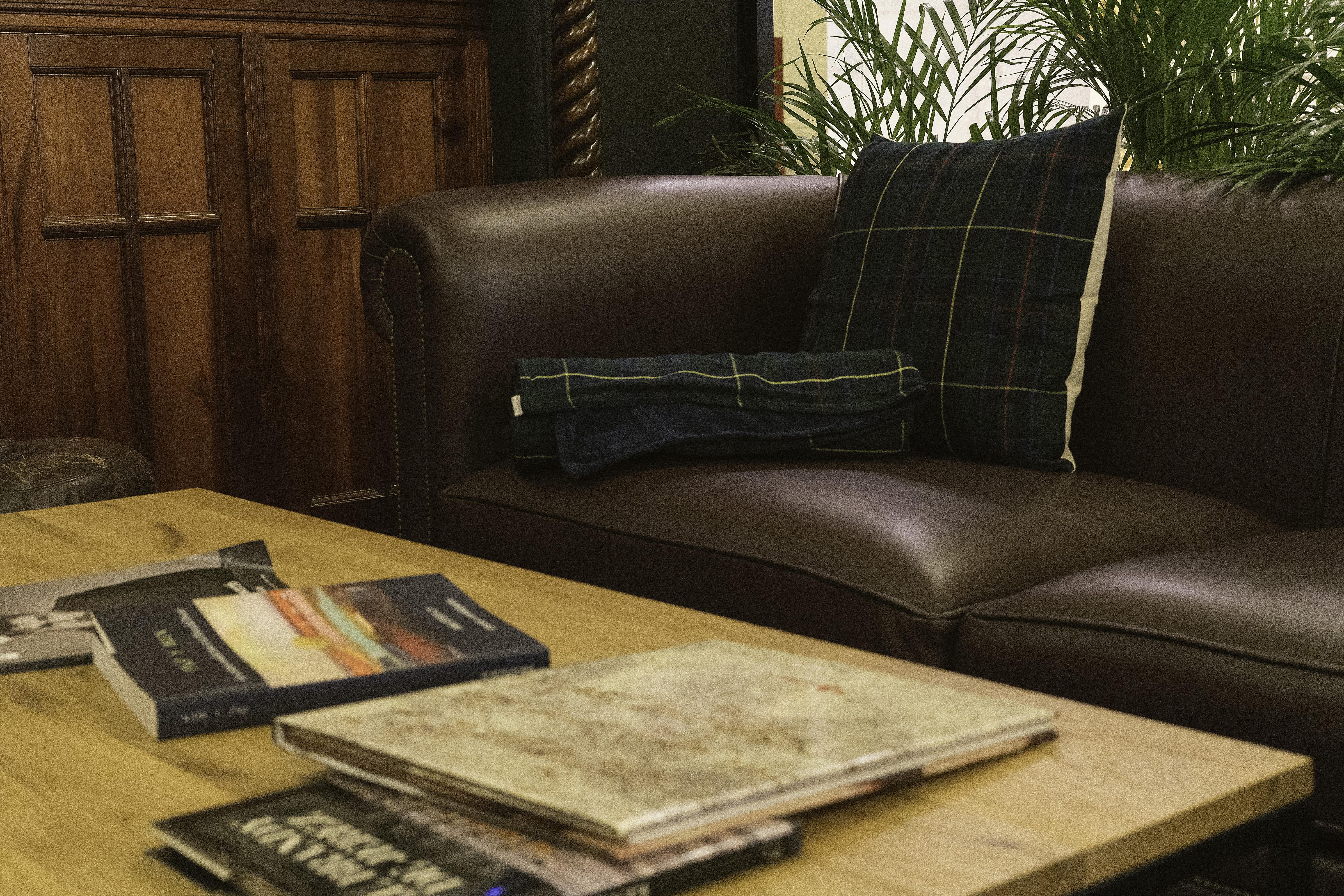 Hotel Lopez De Haro Bilbao Ngoại thất bức ảnh A tartan cushion