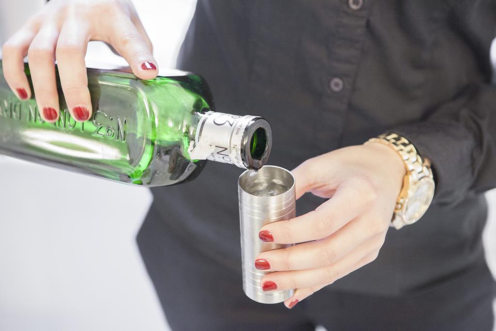 Hotel Lopez De Haro Bilbao Ngoại thất bức ảnh A bartender pouring absinthe